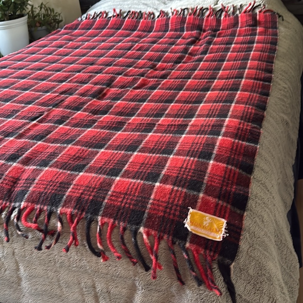 Montcalm Black&Red plaid 100% wool picnic-style throw/tassled blanket 56x63